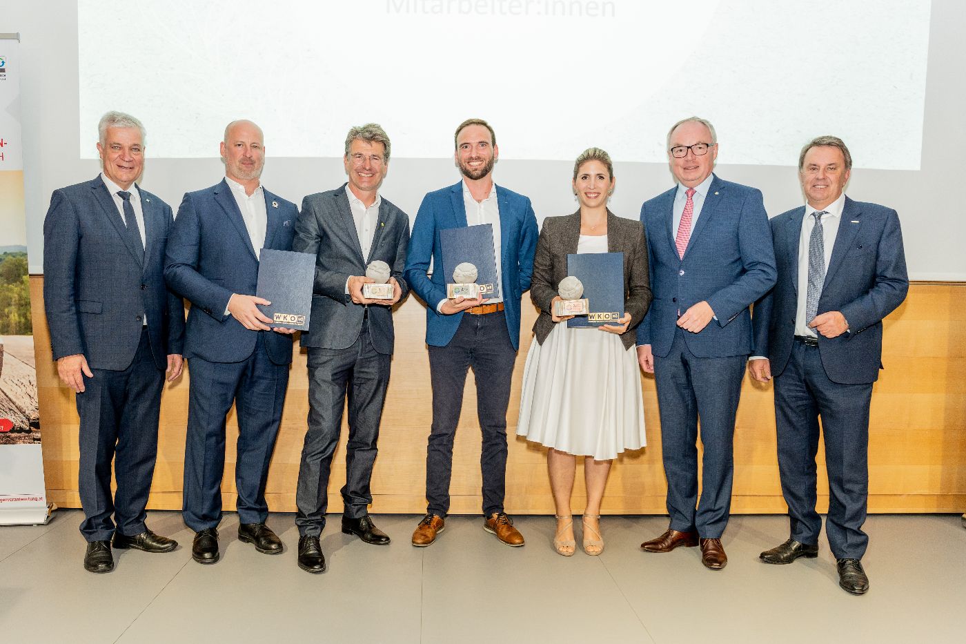 04_Kategorie_unter_50_Mitarbeiter_innen_Gruppenfoto.jpg