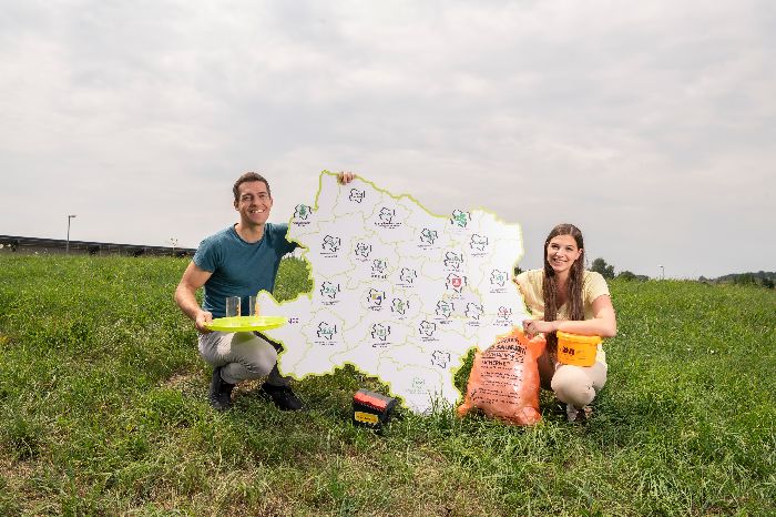 zwei Personen in der Natur mit N-Karte