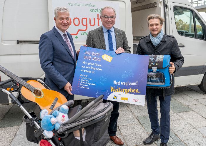 Anton Kasser, Stephan Pernkopf, Wolfgang Brillmann halten So-gut-wie-neu Box Tafel