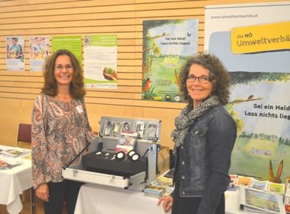 zwei Abfallberaterinnen an einem Messestand