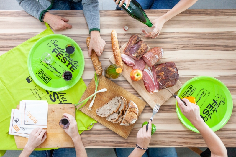 Gedeckter Tisch eines Sauberhaften Festes