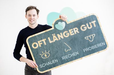 Mann mit Tafel "Oft lnger gut"